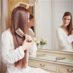 brushing hair- پنج اقدام مهم قبل از دیدن خواستگار چیست؟