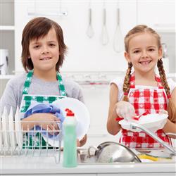kids chores- همکاری بچه‌ها در کارهای خانه، چه سنی؟ چه کاری؟