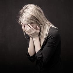 woman crying- کالبدشکافی یک آسیب