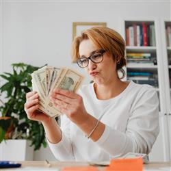 woman money- سه اشتباه بزرگ مالی زنان